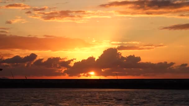 El lapso de tiempo del hermoso paisaje del amanecer en la playa — Vídeo de stock