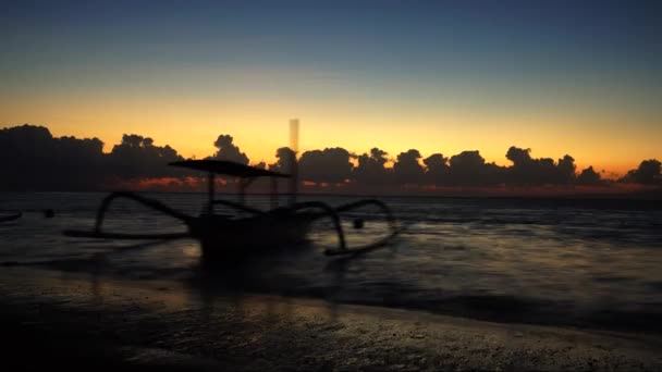 Zeitraffer des schönen Sonnenaufgangs am Strand — Stockvideo