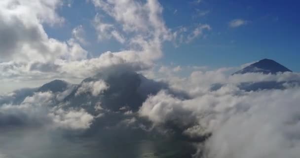 Upływ czasu z widokiem na góry z ruchomymi chmury — Wideo stockowe