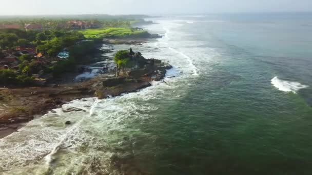 Imágenes de vista superior del templo de Tanah Lot — Vídeos de Stock