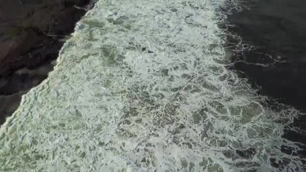 Vue de dessus de la vague mousseuse dans le Temple Tanah Lot — Video