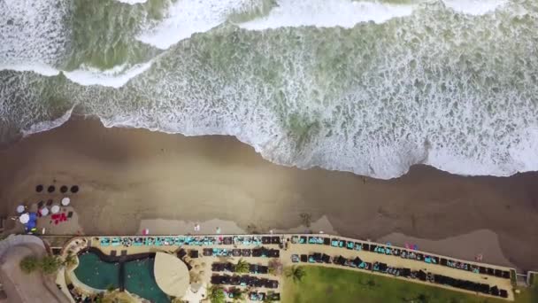 ヌサドゥア ビーチに位置するリゾートのトップ ビュー — ストック動画