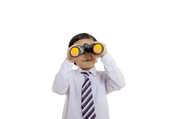 Menino adorável olhando através de um binocular — Fotografia de Stock