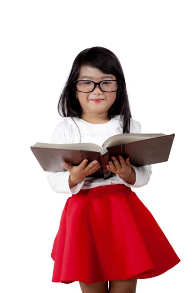 Aranyos lány, egy könyvet olvas — Stock Fotó
