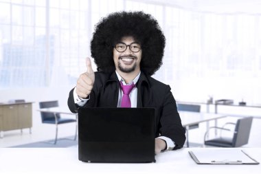 Afrika işadamı başparmak ofisinde ortaya çıktı