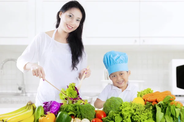 Asya anne ve oğlu salatası yapmak