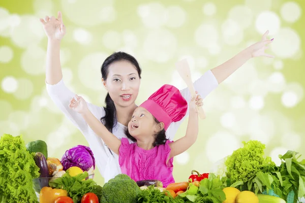 Азиатка с детьми и овощами — стоковое фото