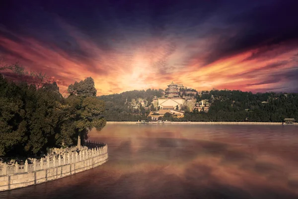 Гарний захід сонця на літній палац — стокове фото