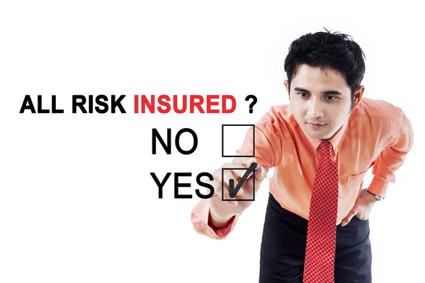 すべてのリスク保険のテキストを持ったビジネスマン — ストック写真