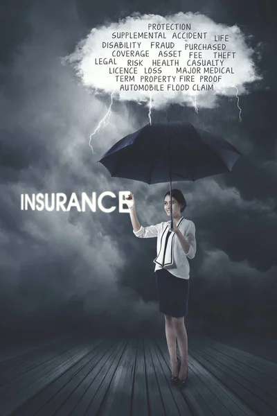 Femme d'affaires écrivant texte d'assurance — Photo