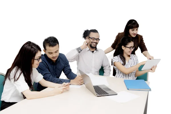 Vielbeschäftigte multiethnische Mitarbeiter arbeiten am Tisch — Stockfoto