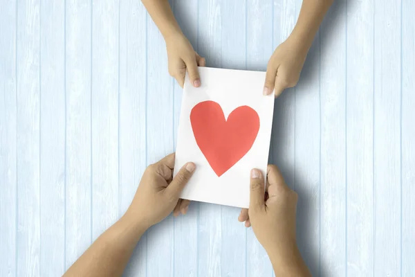 Kind und Vater halten Grußkarte in der Hand — Stockfoto