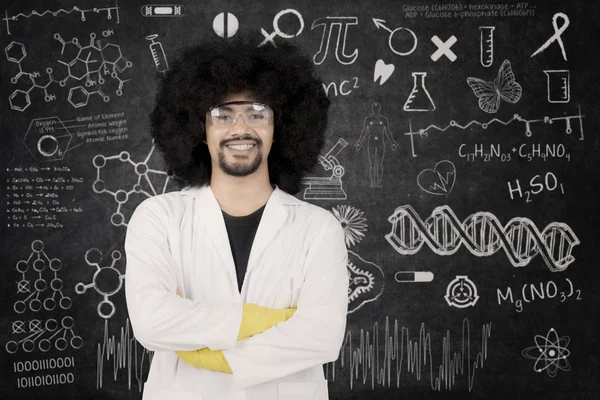 Kendine güvenen silah ile ayakta bilim adamı geçti