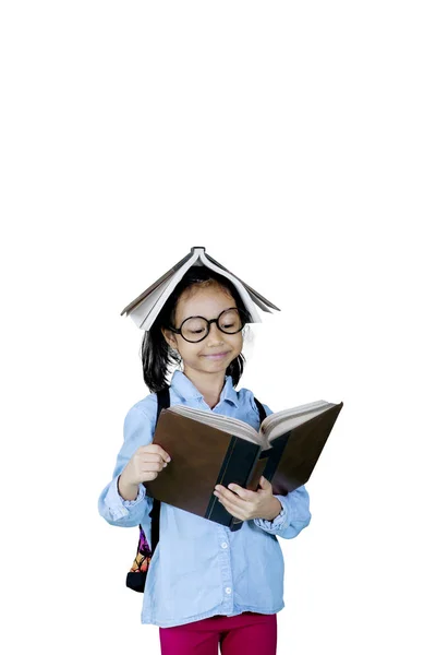 Menina bonito ler um livro no estúdio — Fotografia de Stock