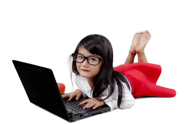 Söt flicka använder en bärbar dator på studio — Stockfoto