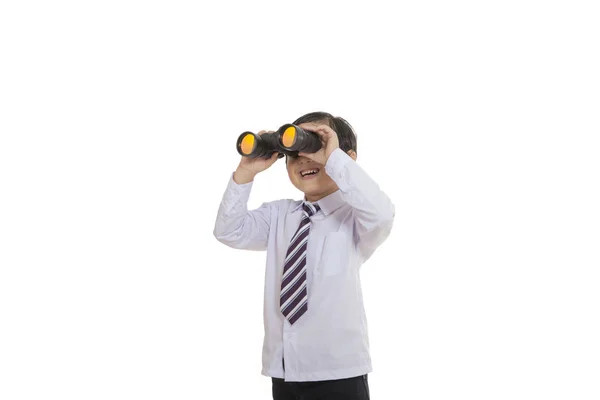 可爱的小学生使用双筒望远镜 — 图库照片