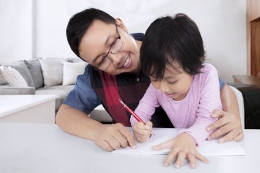 Baba kızıyla ödev yapmak kılavuzları