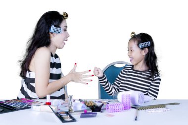 Anne ve çocuk taş kağıt makas oynarken