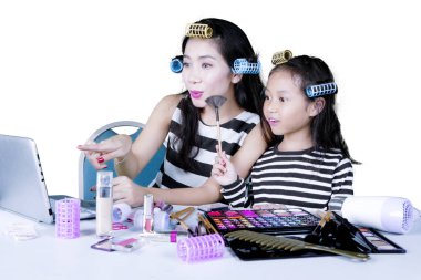 Anne ve çocuk ile laptop 