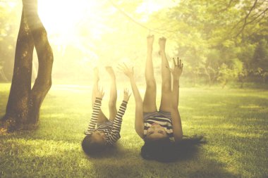 Güneş ışığı altında uzanmış çocuk ile anne