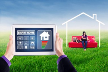 Kadın ve çocukları ile akıllı ev denetleyicisi