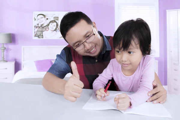 Padre e figlio studiano insieme — Foto Stock