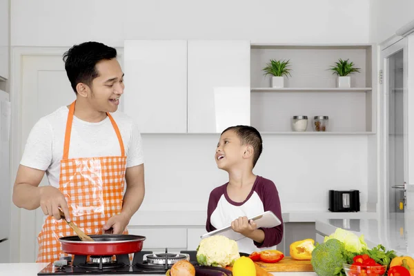 Pappa med barn i köket — Stockfoto