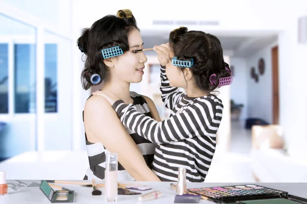 Κορίτσι χρώματα της μητέρας βλεφαρίδες με μάσκαρα — Φωτογραφία Αρχείου