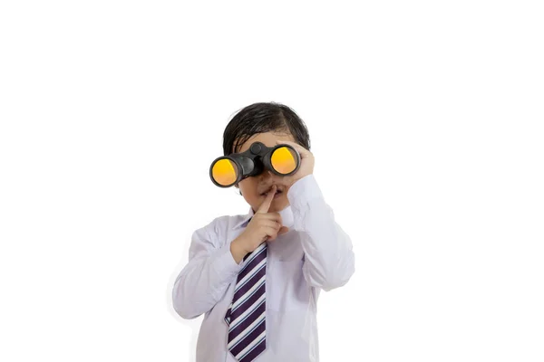 Niño pequeño con binocular y gesto tranquilo — Foto de Stock