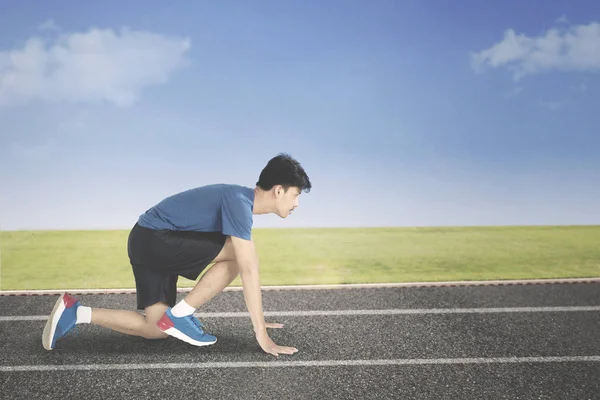 Male runner in ready position to run — Stock Photo, Image