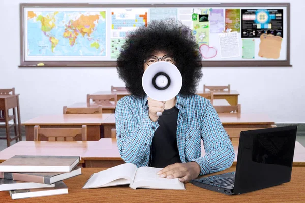 Sınıfta bir megafon ile erkek öğrenci