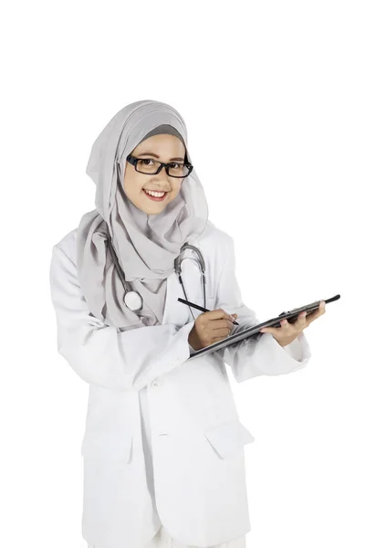 Muslimische Ärztin mit Klemmbrett — Stockfoto