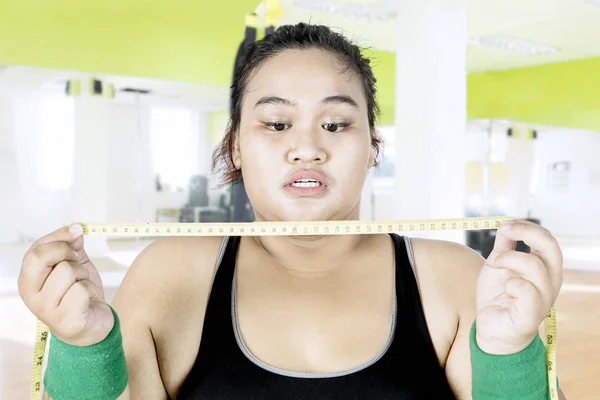 Mulher obesa chocada com fita métrica — Fotografia de Stock