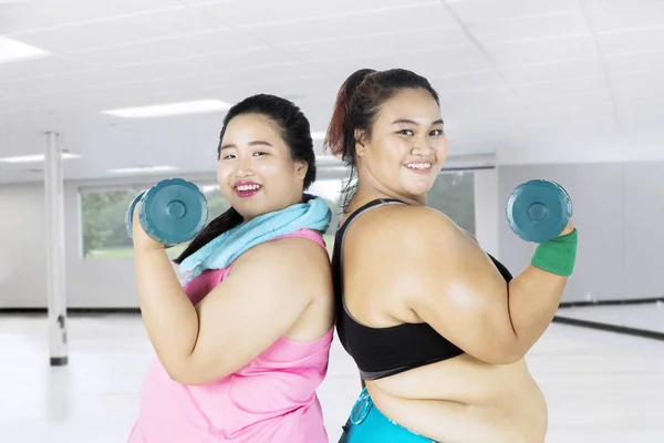 Obez kadın egzersiz yaparak — Stok fotoğraf