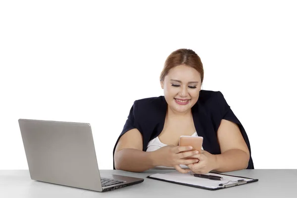 Trabajador obeso usando teléfono celular mientras trabaja — Foto de Stock