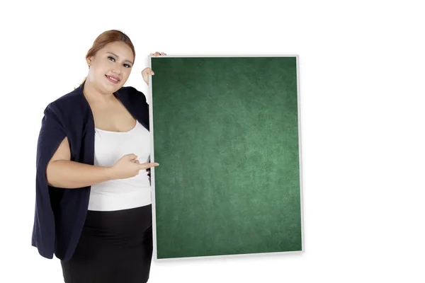 Empresária com sobrepeso mostrando banner — Fotografia de Stock