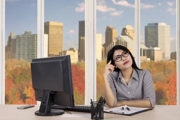 Jolie femme rêvant au bureau — Photo