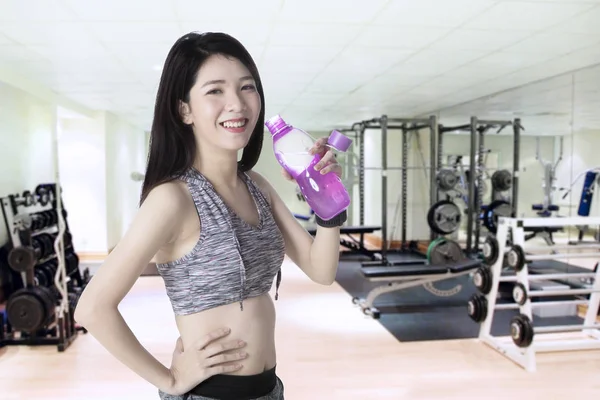 İnce kadın fitness merkezinde suyu içer — Stok fotoğraf