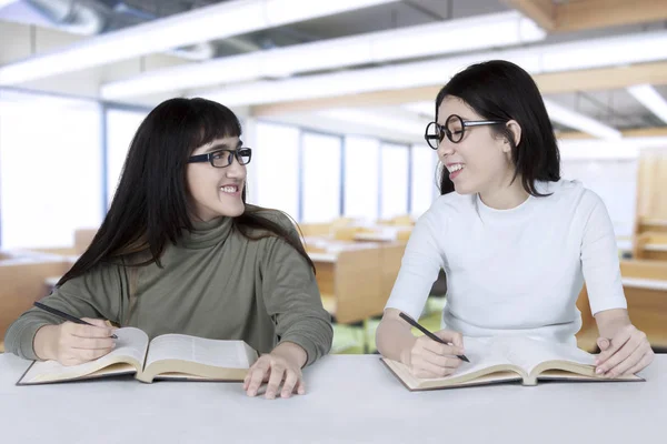 Due studentesse che studiano in classe — Foto Stock