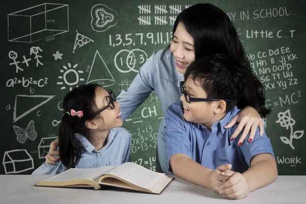 Zwei Schüler lernen gemeinsam mit ihrem Lehrer — Stockfoto