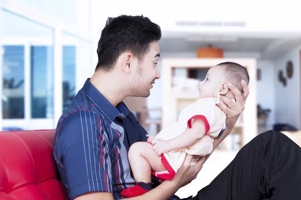 Giovane padre sorridente con suo figlio — Foto Stock