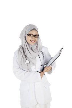 Genç Müslüman kadın doktor gülümseyen