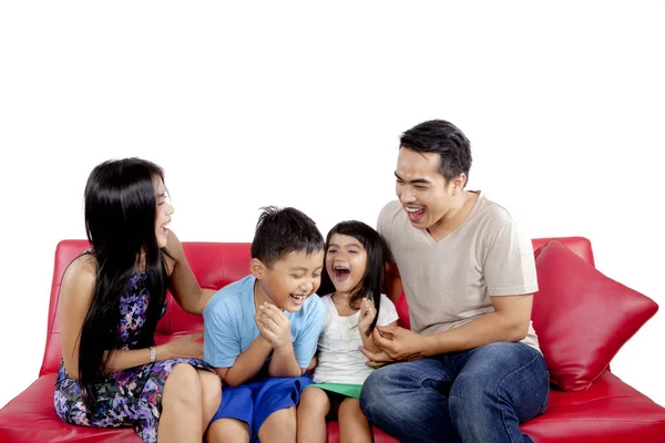 Junge Eltern lachen mit ihren Kindern — Stockfoto