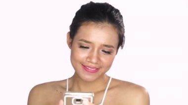  Güzellik makyaj smartphone kullanarak kadınla