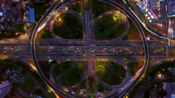 밤에 마리나도로 교차로의 새 볼 — 비디오