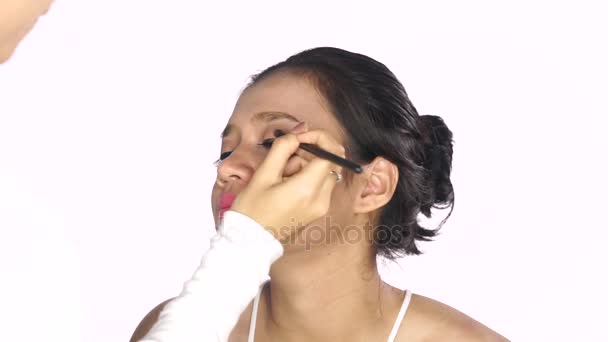 Make-up artiest geldt oogschaduw — Stockvideo