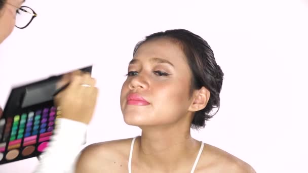 Makeupartist ansöker eyeshadow — Stockvideo