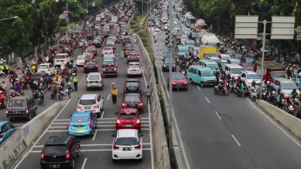 ジャカルタ カサブランカ道路でラッシュアワーの交通渋滞 — ストック動画