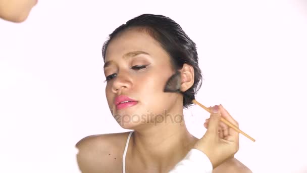 Mujer aplicando maquillaje con un cepillo — Vídeos de Stock