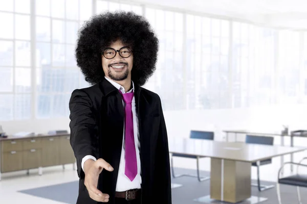 Empresario africano ofreciendo la mano temblorosa — Foto de Stock